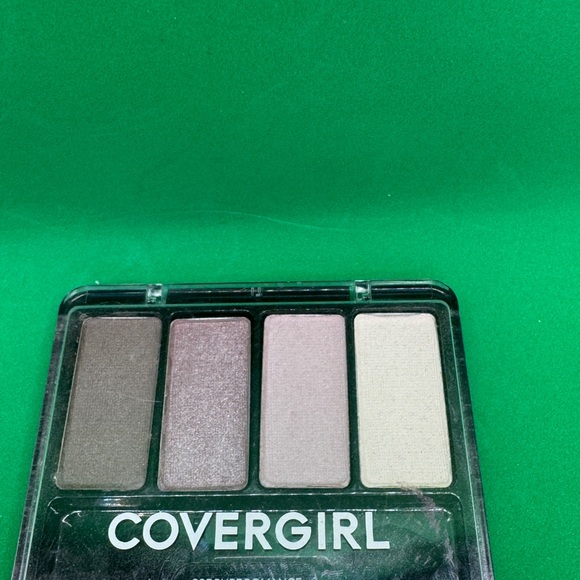 CLEARANCE.   CoverGirl Eyeshadow Palette - Neutral Shades - Picture 1 of 2